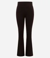Pantalón flare de tiro alto con cintura ancha, confeccionado en microfibra elástica. Presenta un corte ajustado en caderas y muslos con una silueta acampanada desde la rodilla.