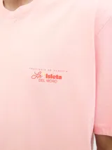 Remera rosa de algodón con cuello redondo y manga corta. Estampado en la espalda con el texto "PROVINCIA DE ALMERÍA", "La Isleta DEL MORO", una imagen de un paisaje y el logo de Jack & Jones.
