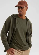 Camiseta celeste de corte slim, cuello redondo y manga corta.