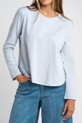 Remera de manga larga color negro, con escote redondo y calce ajustado al cuerpo.