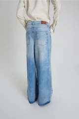 Pantalón de jean celeste de corte ultra ancho con efecto lavado.