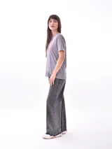 Remera negra de manga corta, corte recto, con estampado frontal que dice "LOVE MORE" con corazones estilizados.