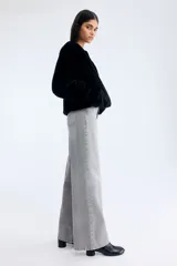 Jean wide leg de tiro extraalto, color gris con efecto acid wash y diseño de cinco bolsillos.