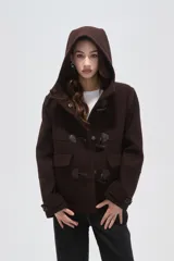 Campera tipo duffle coat de lana en color verde oliva, con capucha, cierre frontal mediante botones tipo toggle y bolsillos delanteros con solapa.