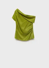 Blusa verde manzana de satén con escote asimétrico, un hombro descubierto y detalle drapeado.