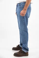 Pantalón jean de corte recto clásico con cinco bolsillos, botones de cobre y costuras color camel.