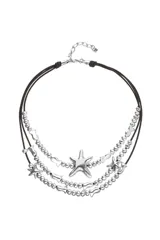 Collar multicapa compuesto por cordones de cuero oscuro y cuentas metálicas plateadas, con dijes en forma de estrella de mar.