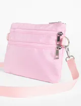 Bandolera de nylon color violeta con dos compartimentos frontales con cierre y tiradores metálicos.