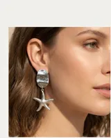 Caravanas de acero con diseño de disco superior texturizado y dije colgante en forma de estrella de mar.