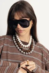 Lentes de sol con armazón de policarbonato con estampado carey y cristales amarillos. Diseño de estilo aviador con puente superior recto.