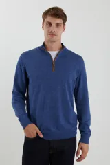 Sweater de punto de manga larga con medio cierre frontal, cuello alto y detalles en símil nappa en la cartera del cierre y coderas.