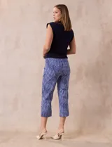 Pantalón capri de gabardina elastizada estampada, marca Zac & Rachel, con pretina ancha elastizada.