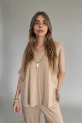 Remerón beige de lino con escote en V y mangas cortas.
