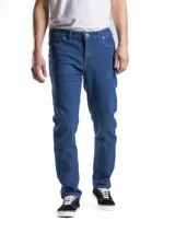 Jean de corte regular fit con silueta recta y relajada, confeccionado en denim azul clásico con costuras en contraste.