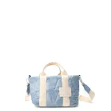 Bolso tipo tote de jean celeste con diseño acolchado y detalles en color crudo. Tiene doble asa de mano y correa bandolera ajustable y removible.