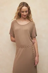 Vestido largo de punto color lila, con cuello bote y mangas cortas.