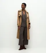 Pantalón de corte recto confeccionado en tejido de punto, con cintura elástica de tiro medio. Presenta un diseño minimalista y cómodo, ideal para un look sofisticado.