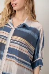 Camisa de organdí con diseño de franjas horizontales multicolor, corte holgado y mangas tres cuartos.