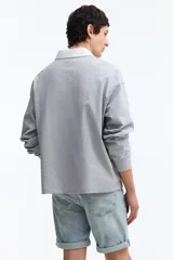 Short de denim de algodón de cinco bolsillos, color celeste claro, con ligero stretch y vuelta cosida en el bajo.
