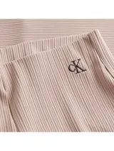 Pantalón de mujer color rosado pálido, de tiro alto y pierna ancha, confeccionado en tejido acanalado brillante. Presenta un pequeño logo 'CK' bordado en negro en la parte superior izquierda.