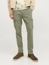 Pantalón cargo de corte ajustado, color verde oliva, con bolsillos laterales con solapa y cierre de cremallera.