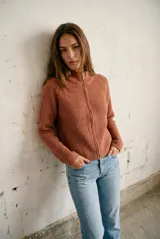 Cardigan oversize de punto color tostado, con cierre frontal y mangas largas.