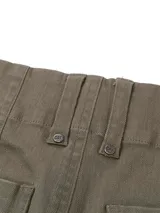 Pantalon de corte wide leg en color verde oliva, con tiro medio, cierre frontal con botón y bolsillos frontales tipo cargo.