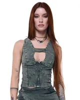 Top tipo corset color verde grisáceo de denim elástico con cierre frontal de alpaca, escote en V con puente, tiras anchas y espalda tipo musculosa.