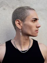 Collar corto plateado con cadena de acero inoxidable y perlas hematite.