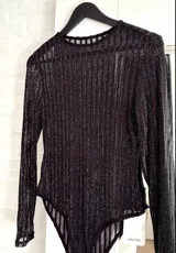 Body de manga larga con diseño de rayas verticales y acabado brillante. Presenta un tejido semitransparente ajustado al cuerpo con cuello redondo.