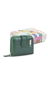 Billetera corta de símil cuero con textura croco, cierre perimetral y solapa con broche a presión. Cuenta con tarjeteros, visor, compartimento para billetes y bolsillo posterior con cierre.