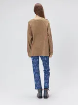 Remera de manga larga con cuello redondo, confeccionada en algodón con efecto lavado. Presenta costuras decorativas en color contrastante en sisas, mangas y frente, con un corte holgado y logo bordado en el frente.