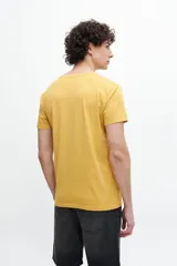 Remera de mangas cortas color amarillo mostaza, con cuello redondo.