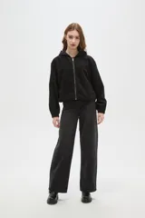 Campera de textura aterciopelada con cierre frontal completo, capucha y puños elásticos.