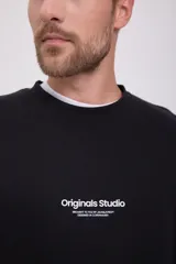 Buzo negro de manga larga y cuello redondo, con logo "Originals Studio" estampado en el pecho.