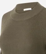 Vestido midi de punto color verde oliva, con cuello redondo y mangas largas. Presenta una textura acanalada y un diseño ajustado que realza la silueta.