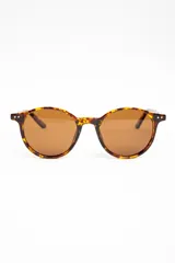 Lentes de sol polarizados con armazón carey de diseño redondo y lentes marrones.