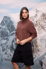 Buzo de punto con cuello polera, diseño de ochos y rombos, con efecto lavado y acabado desgastado.