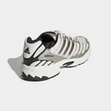 Championes Adidas Adistar Control 3 de diseño inspirado en los años 2000, con exterior de malla transpirable color blanco y detalles metalizados en tono plateado y gris.