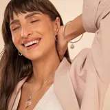 Esclava de alambre redondo en plata 925 con dije de medalla colgante circular.