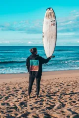 Hoodie negro de corte oversize, con capucha y un gran estampado gráfico en la espalda con marco turquesa y fondo degradado en tonos naranjas y amarillos.