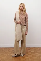 Remera de manga larga con diseño de rayas horizontales en azul y blanco, destacada por un cuello redondo en color bordó con costuras a la vista.