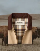 Campera de estilo workwear en color beige, confeccionada en tela resistente con cuello y puños de pana en color marrón chocolate. Presenta cierre frontal, dos bolsillos frontales tipo parche y forro interior de tela escocesa.