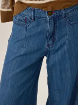 Pantalon de corte ancho y holgado, confeccionado en mezcla de algodón y lyocell. Presenta un diseño fluido con costuras verticales decorativas y bordado sutil en la pierna.