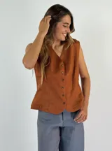 Chaleco de lino color terracota, con escote en V y cierre frontal con botones a tono.