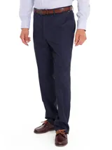 Pantalón de gabardina azul marino con tratamiento antiarrugas, calce modern fit, tiro medio, cierre con broche y botón, dos bolsillos laterales y dos bolsillos traseros.