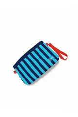 Neceser Daniel Cassin modelo Biarritz, con diseño a rayas en tonos azul y celeste, cierre superior y tira de muñeca en color naranja.