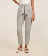 Pantalón baggy de sarga rayada, tiro alto, con lazo en la cintura y bolsillos laterales.