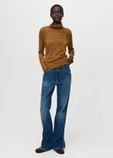 Top mustasa de tejido de punto fino con mezcla de lana, diseño entallado, tirantes finos, cuello escotado y delicados ribetes de encaje.