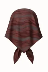 Pañuelo cuadrado de satén con estampado abstracto en tonos rojizos y grises, anudado en la parte inferior.